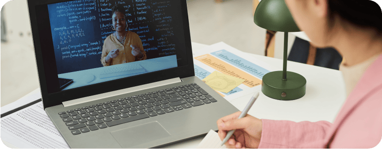 profissional realizando curso de recrutamento online