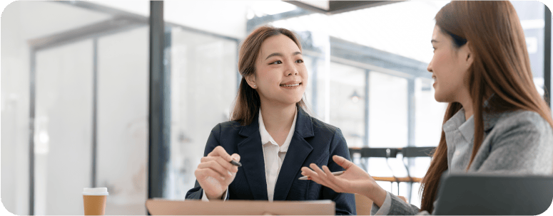 profissional de RH discutindo o que aprendeu no curso de recrutamento