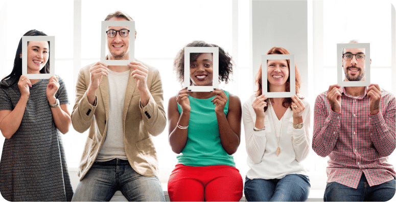 Colaboradores com quadrado de papel no rosto para ilustrar relógio de ponto com reconhecimento facial