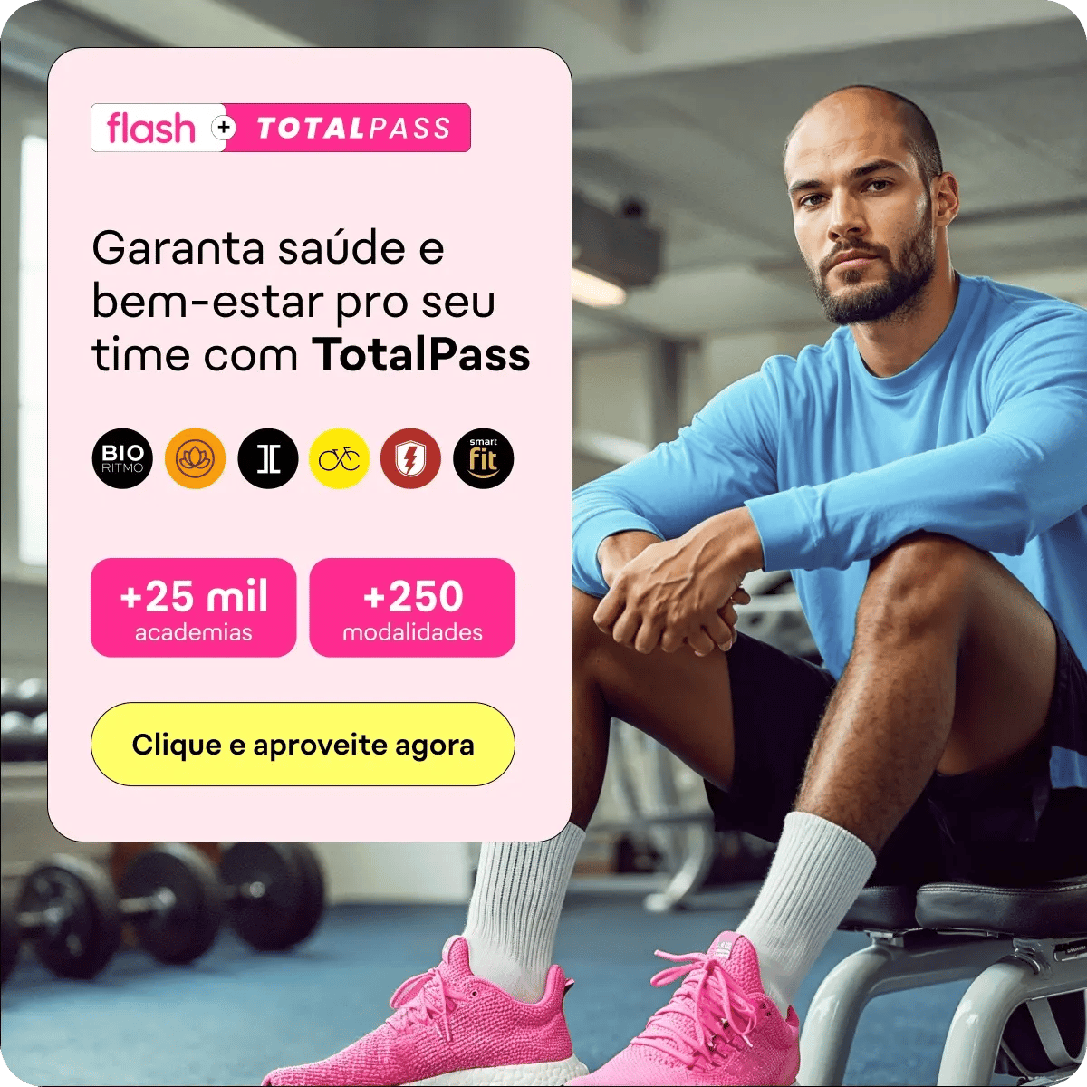 banner parceria flash com totalpass, homem ao fundo na academia