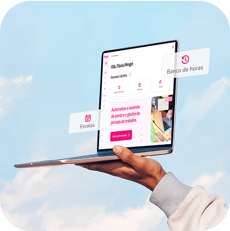 mão segurando laptop com software controle jornada