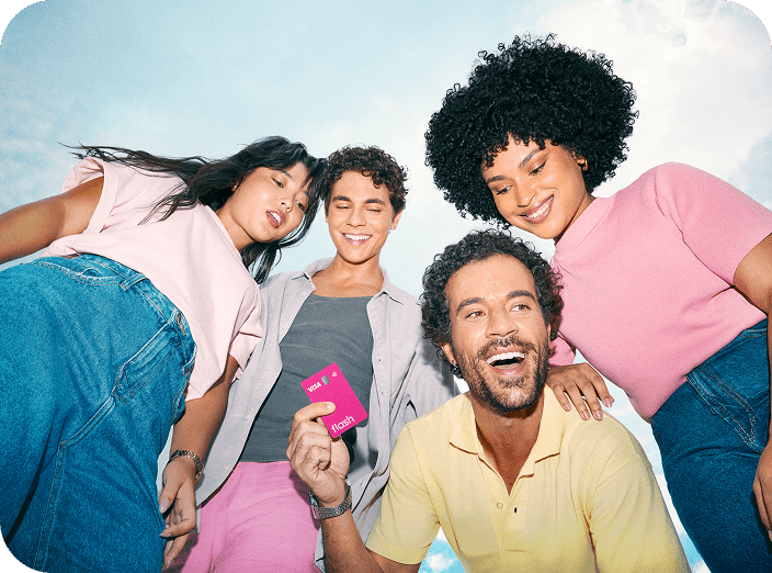 Vista de baixo de um grupo de quatro colaboradores diversos, que sorriem e olham para a câmera com alegria