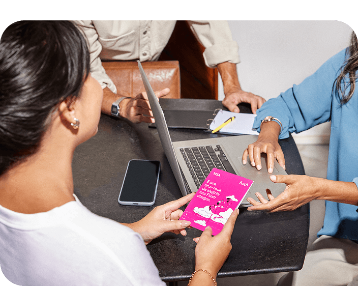 Durante o processo de onboarding, uma nova colaboradora recebe seu cartão de benefícios da Flash de uma gestora.