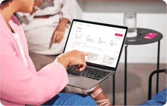  Duas mulheres sorriem e colaboram em um projeto usando um tablet em um escritório.