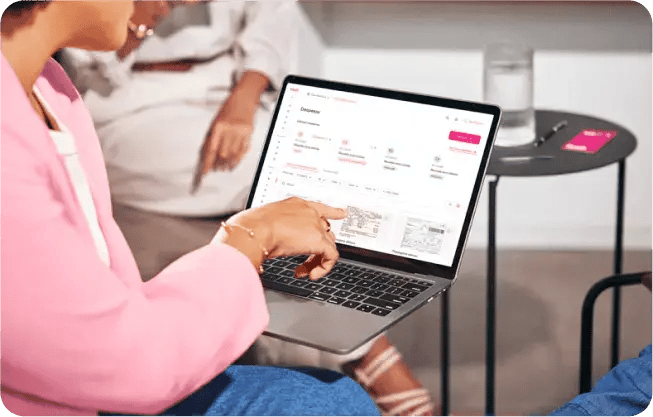 Colaboradora utiliza um laptop para acessar o computador. 