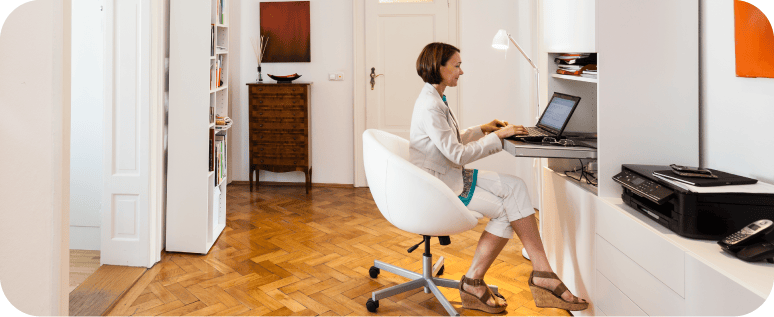 Colaboradora trabalhando de casa em jornada flexível