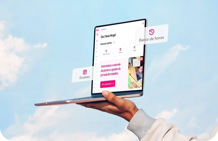 laptop com módulo controle de férias na mão
