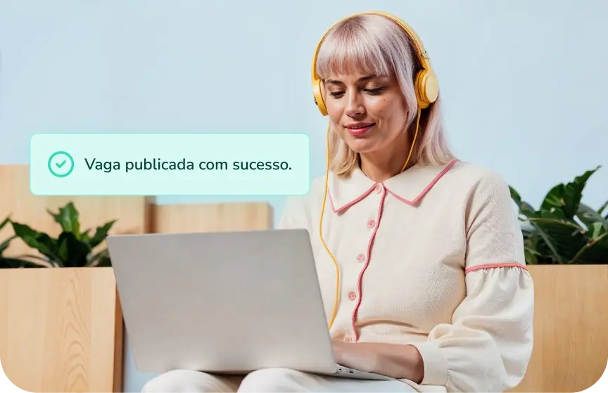 mulher com laptop trabalhando