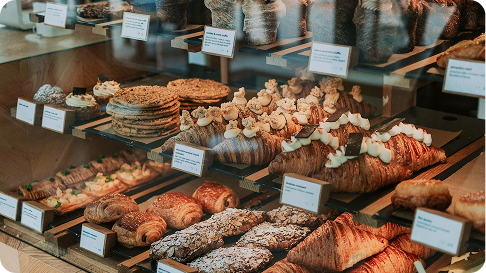 pães na vitrine da padaria
