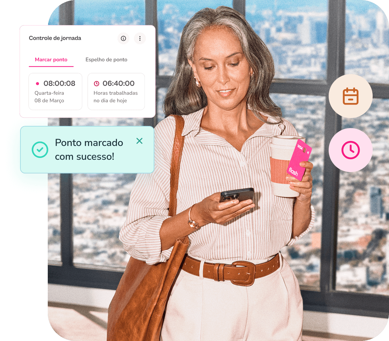 colaborador da flash segurando o celular para marcar o ponto no app