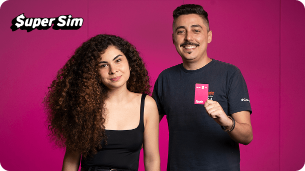 rh segurando cartão flash rh segurando cartão flash