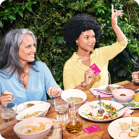 mulheres jantando em restaurante pagando a conta com o cartão flash