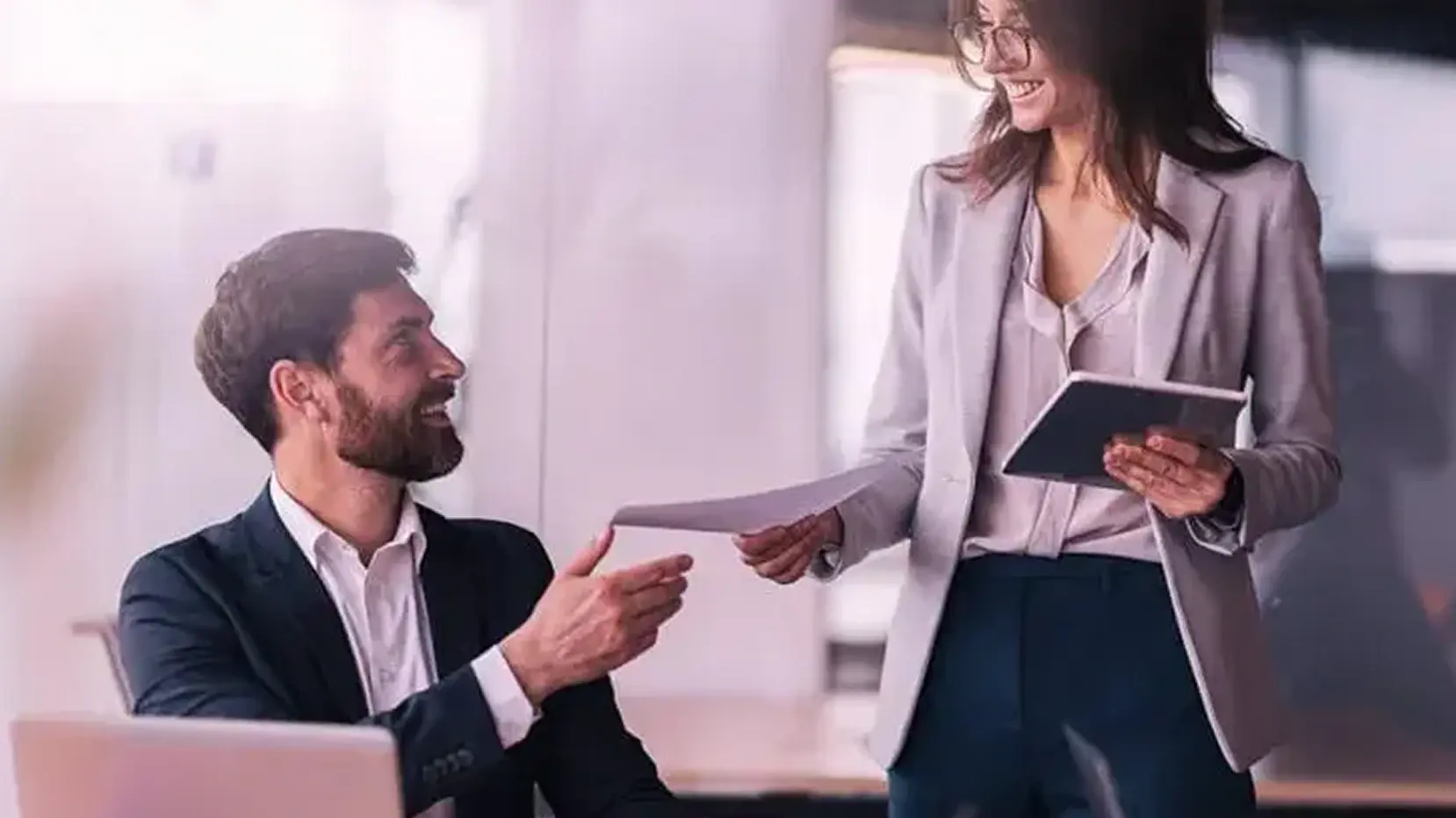 pessoas trabalhando no escritório